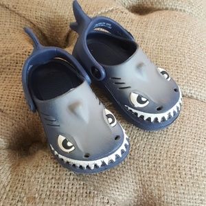 Billito Size 5 Shark Sandals